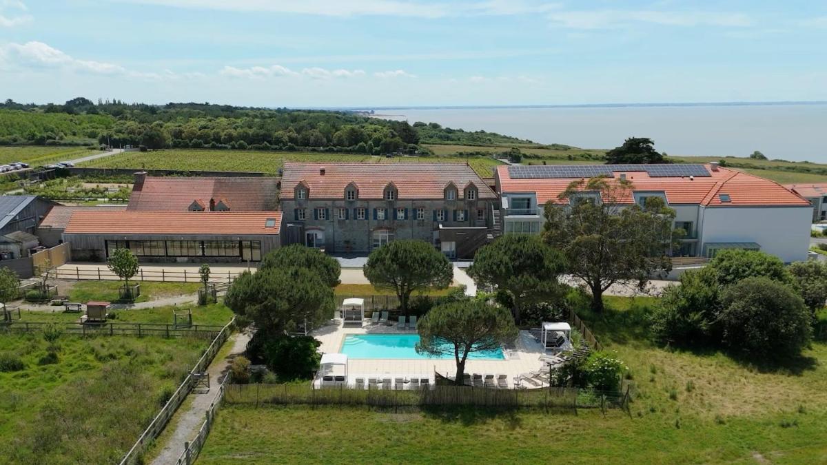 une vue aérienne d'une maison avec piscine dans l'établissement Eco-Domaine La Fontaine - RESIDENCE-SPA - Plage de la Fontaine aux Bretons, à Pornic