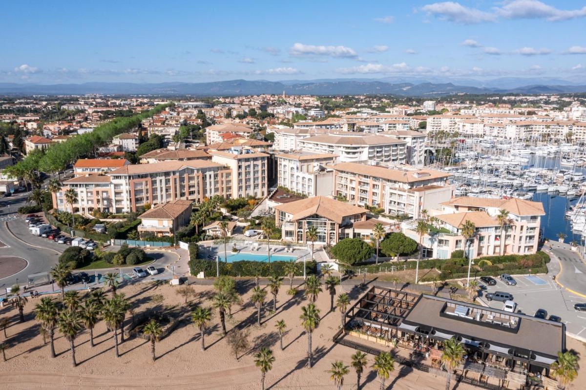 Vue générale sur Fréjus ou vue de la ville depuis l'hôtel