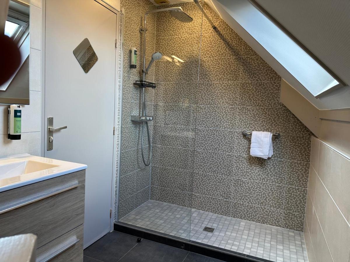 Salle de bains dans l'établissement Logis Hôtel Notre-Dame - restaurant ouvert midi et soir sauf dimanche soir