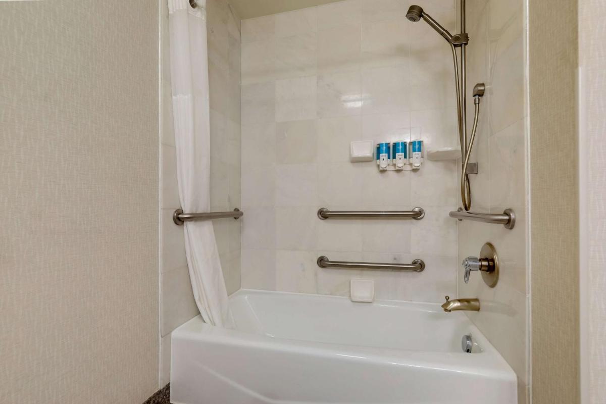 Drury Inn & Suites Charlotte Northlake - Housity