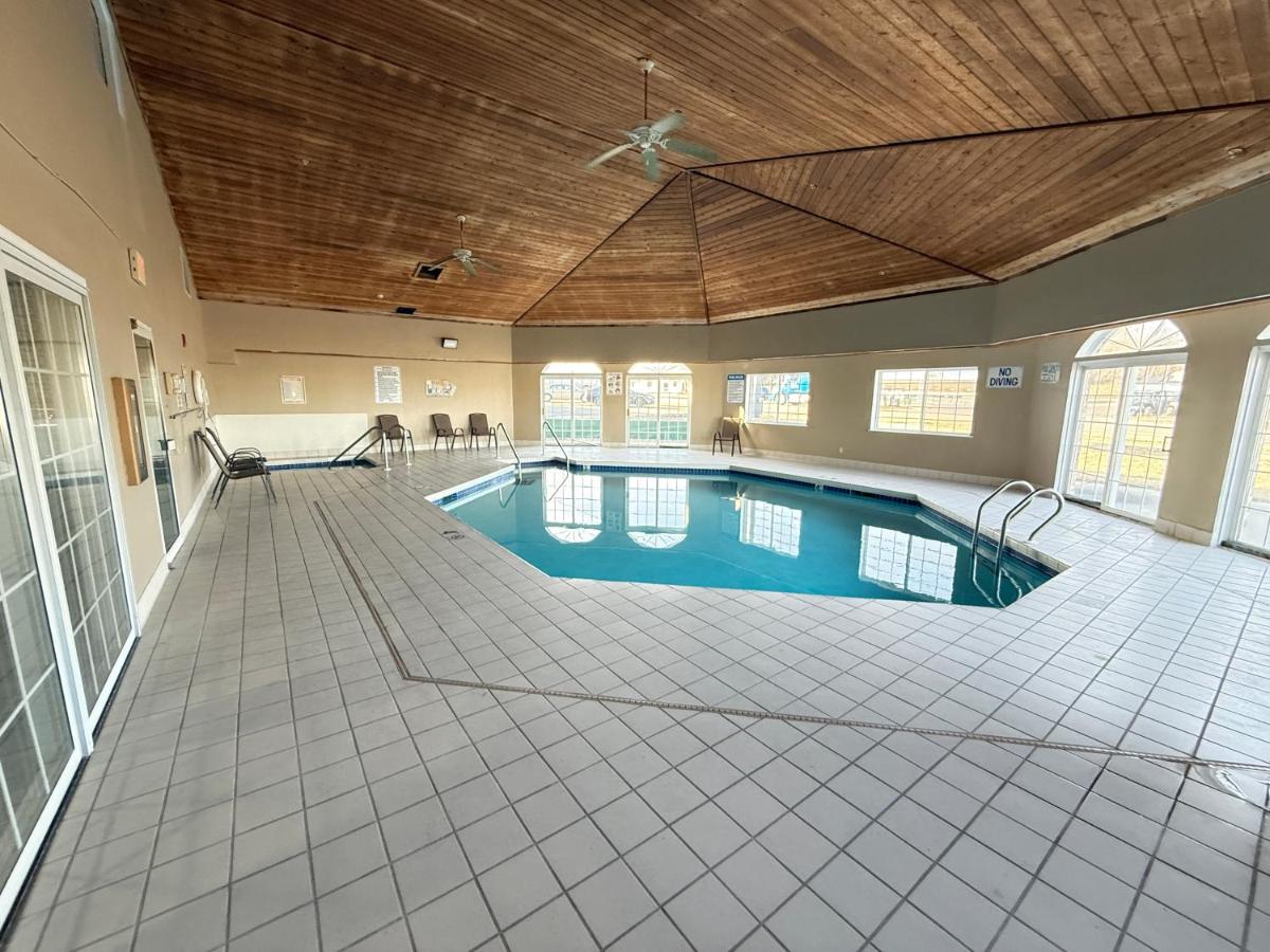 Super 8 by Wyndham Reedsburg - Housity