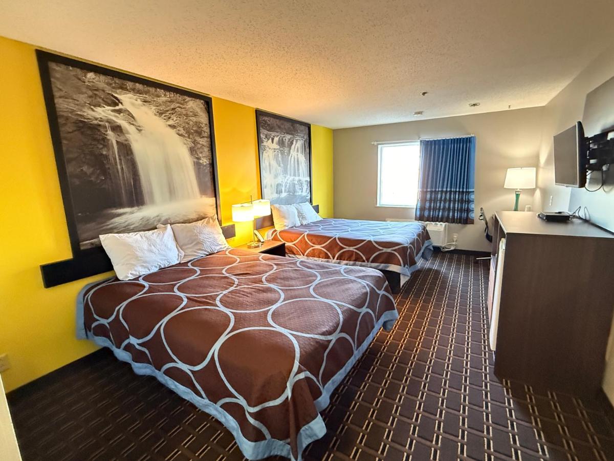 Super 8 by Wyndham Reedsburg - Housity