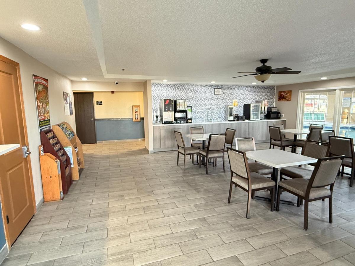 Super 8 by Wyndham Reedsburg - Housity
