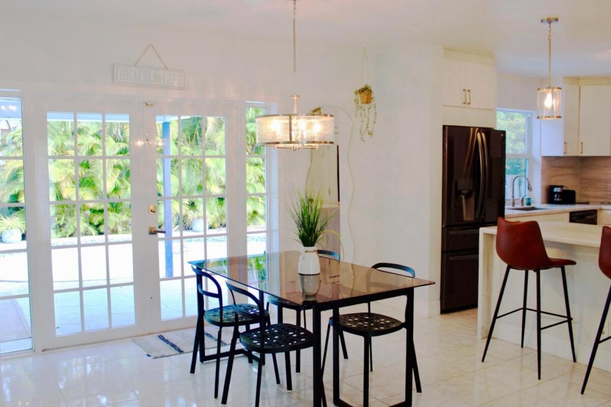 Spacious and Modern Beach House with Pool - Housity