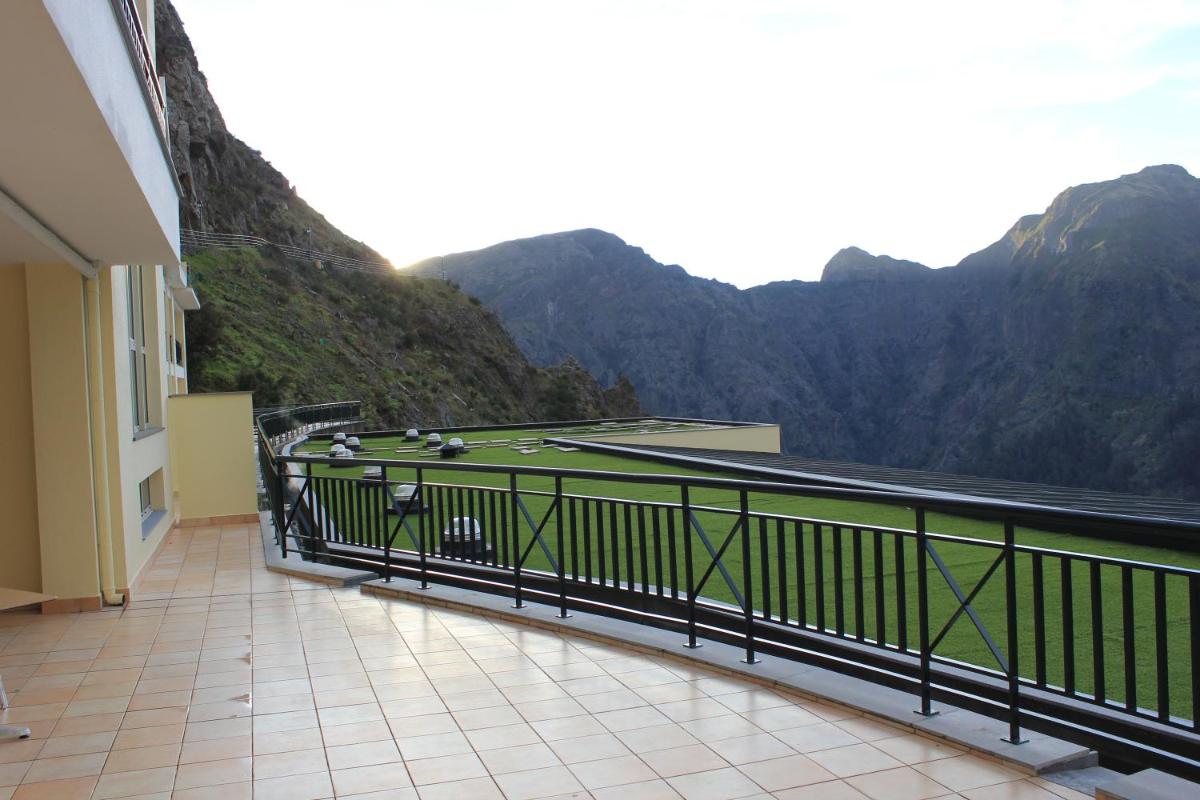 Uma vista geral da montanha ou uma vista da montanha a partir do hotel