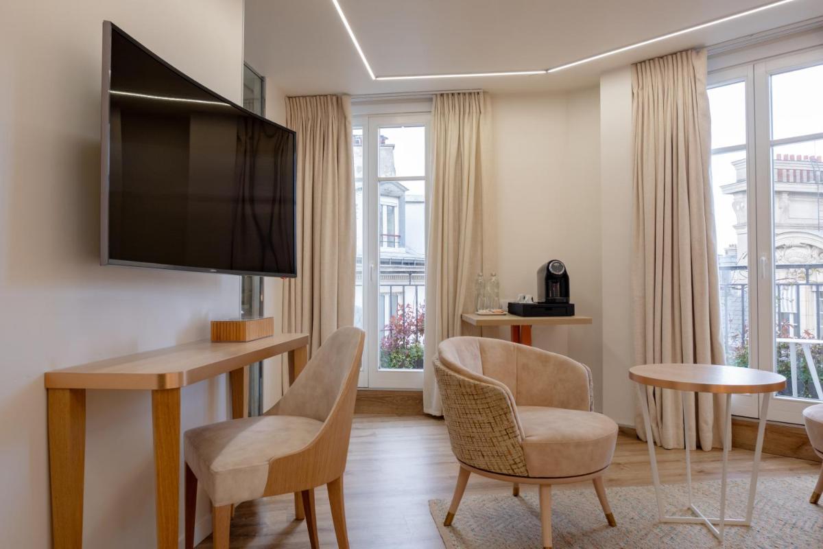 Télévision ou salle de divertissement dans l'établissement Grand Hotel Saint Michel