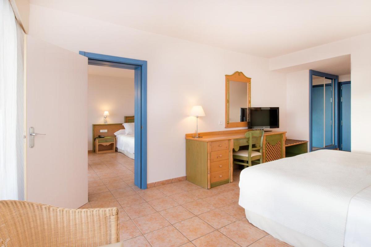 Una televisión o centro de entretenimiento en Iberostar Waves Playa Gaviotas All Inclusive