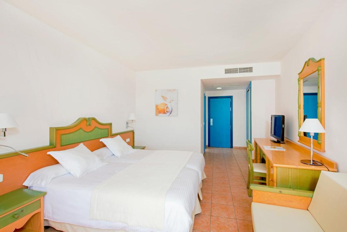 Cama o camas de una habitación en Iberostar Waves Playa Gaviotas All Inclusive