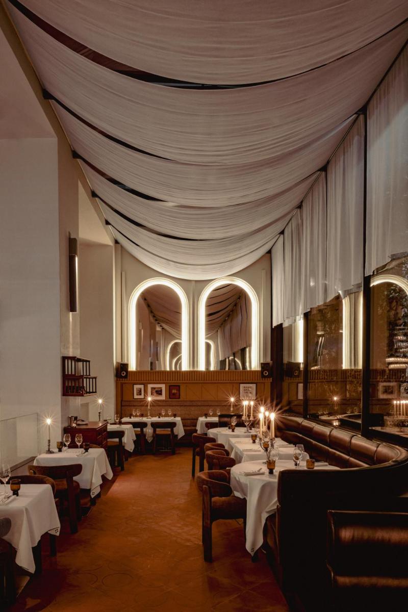 une salle à manger avec tables et chaises et un plafond dans l'établissement Experimental Marais, à Paris