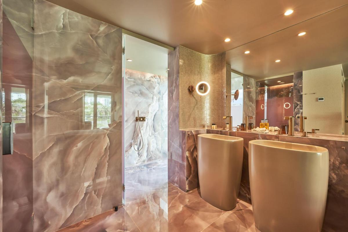 Uma casa de banho em The Views Baia - Adults Only