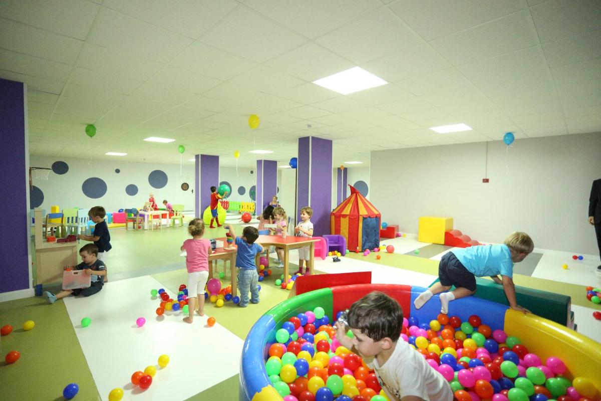 Un grupo de niños jugando en una habitación con pelotas. en Hotel Bahia del Sol, en Santa Ponsa