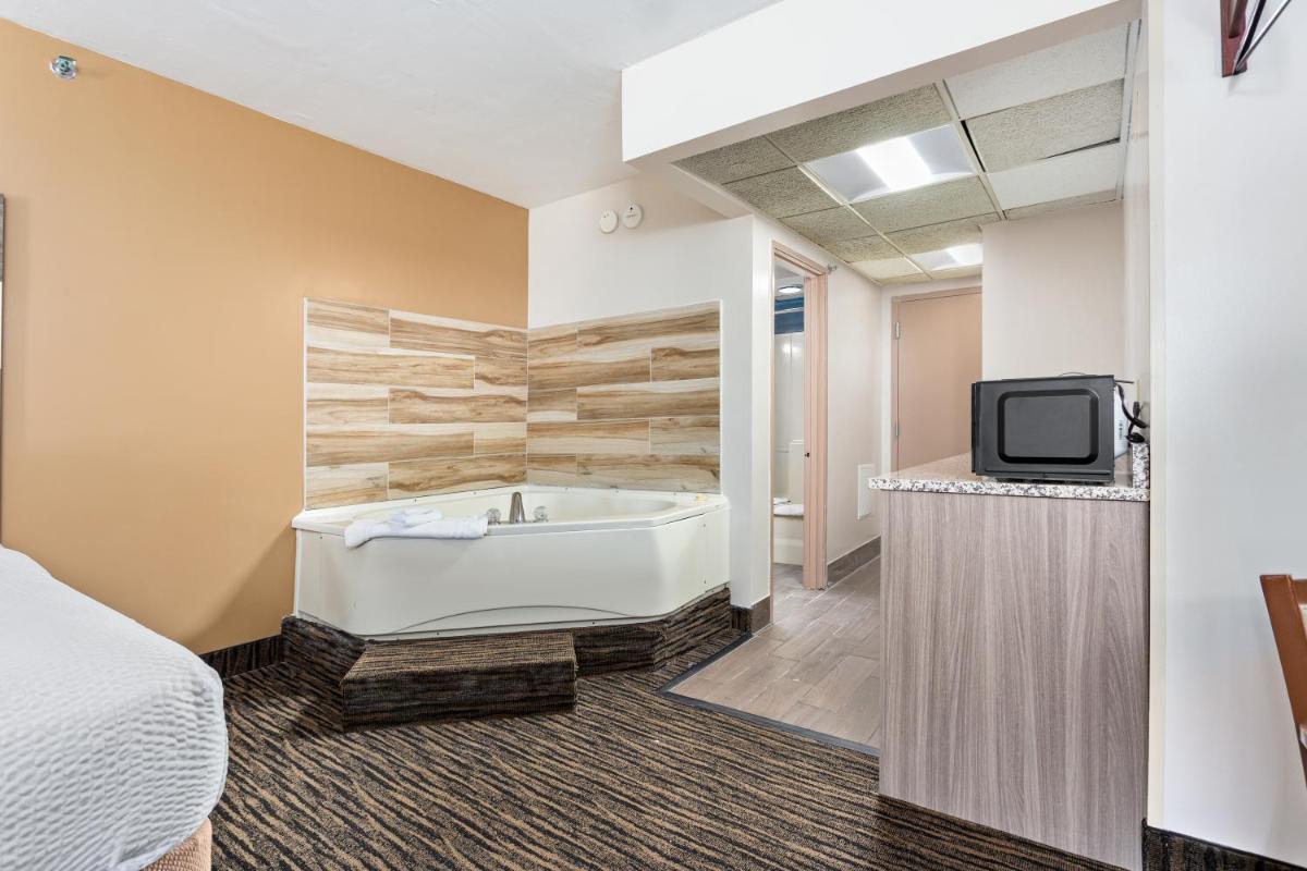 Americana Motor Inn on Boardwalk - Housity