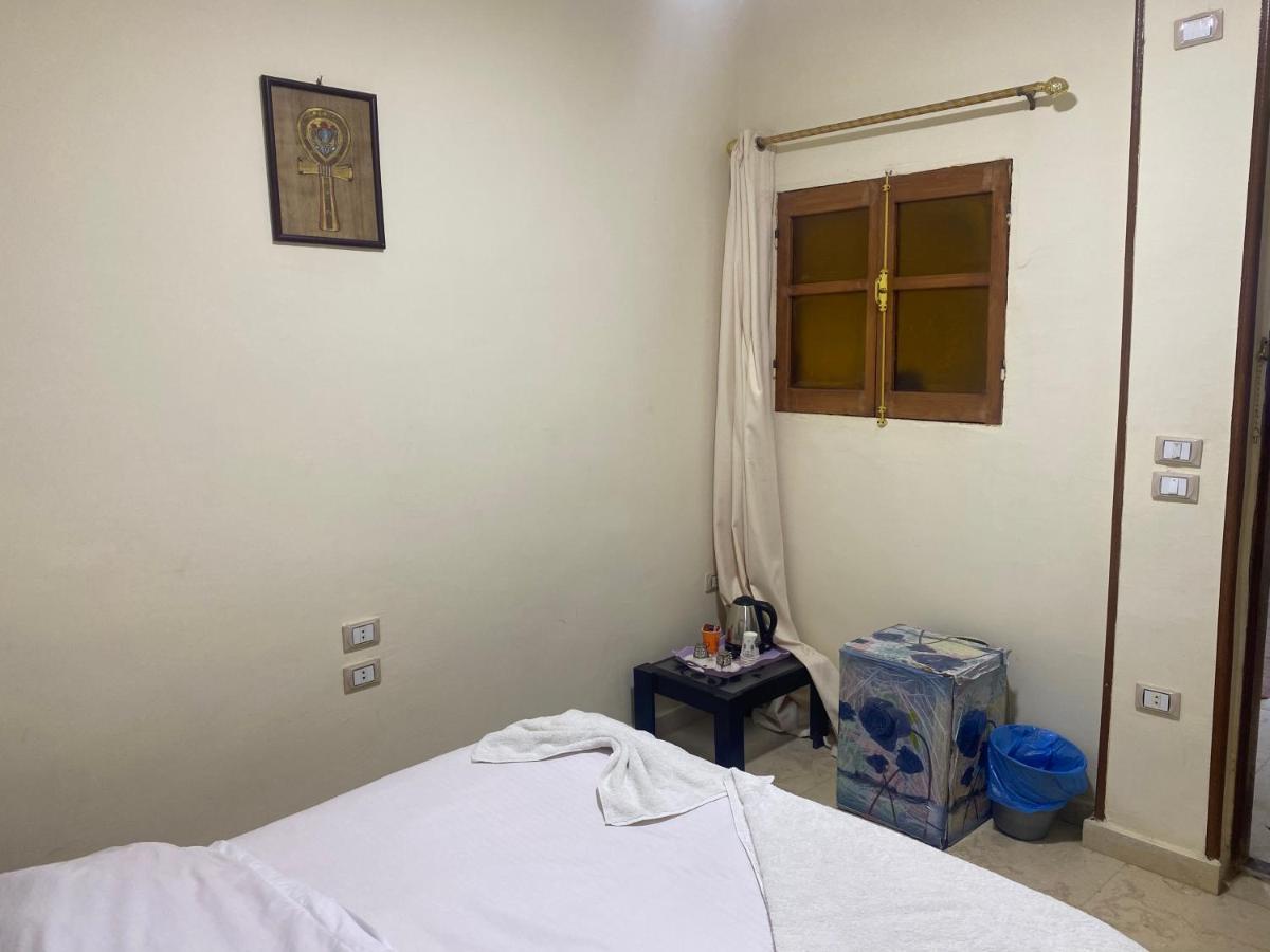 Pyramids Lounge Guest House - Hizvo