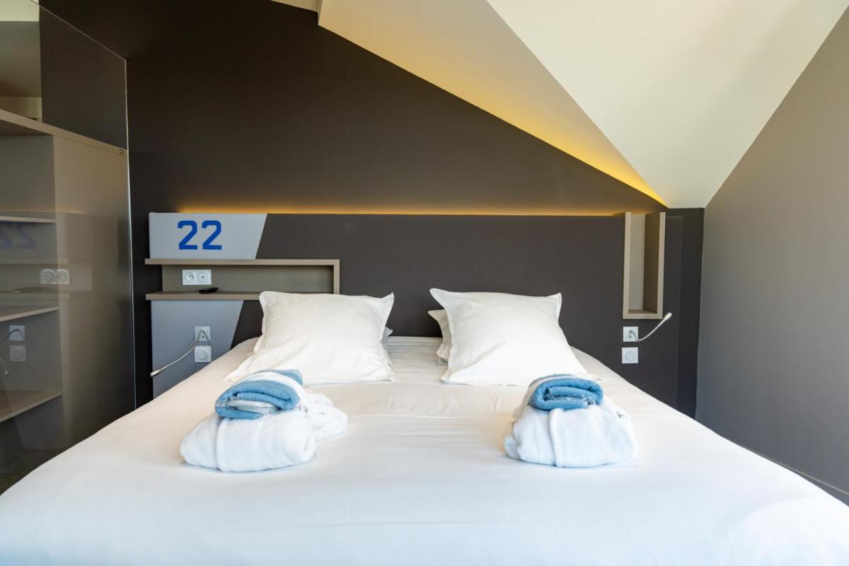 Un ou plusieurs lits dans un hébergement de l'établissement Hostellerie de la Pointe Saint-Mathieu - SPA & Restaurant