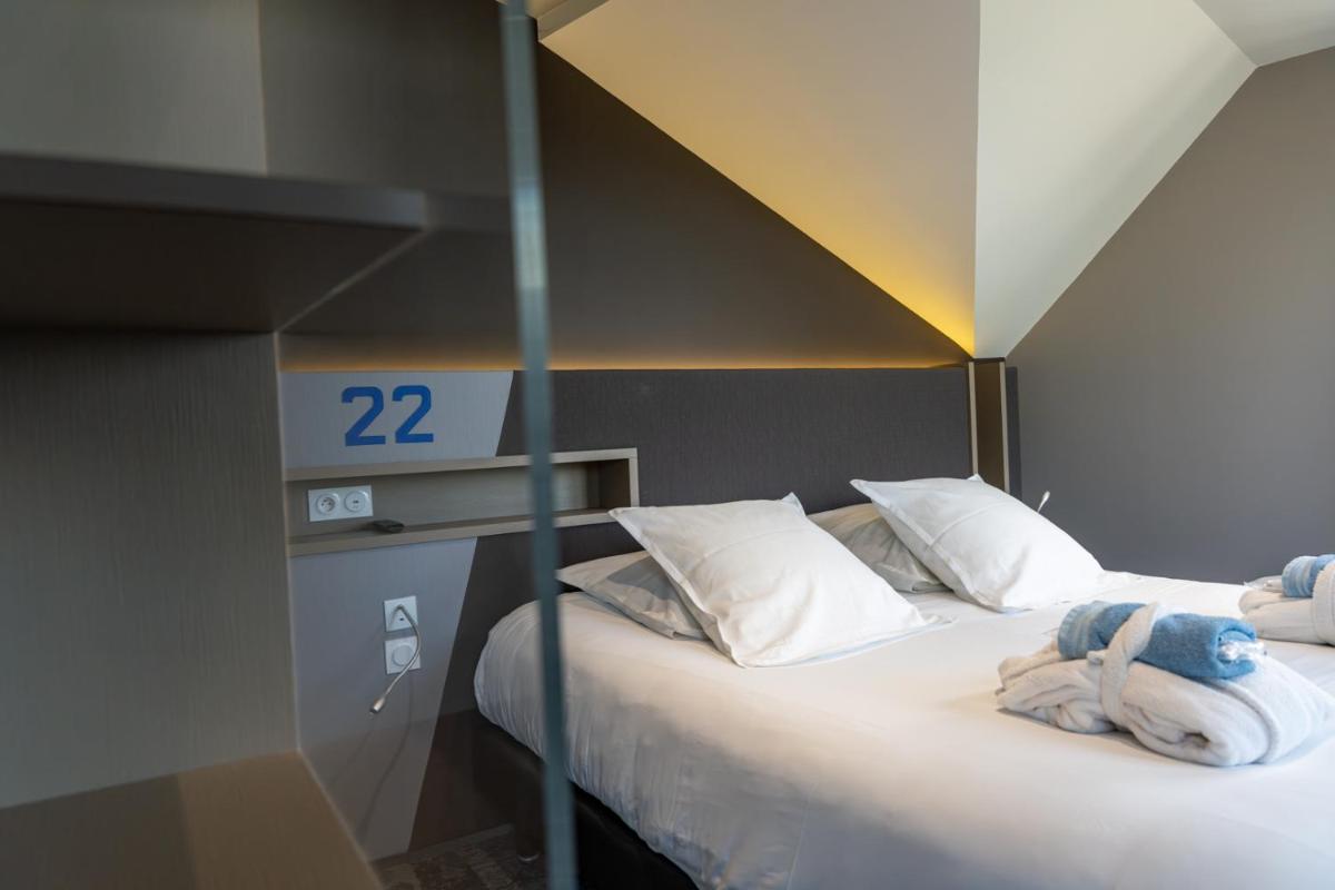 Un ou plusieurs lits dans un hébergement de l'établissement Hostellerie de la Pointe Saint-Mathieu - SPA & Restaurant