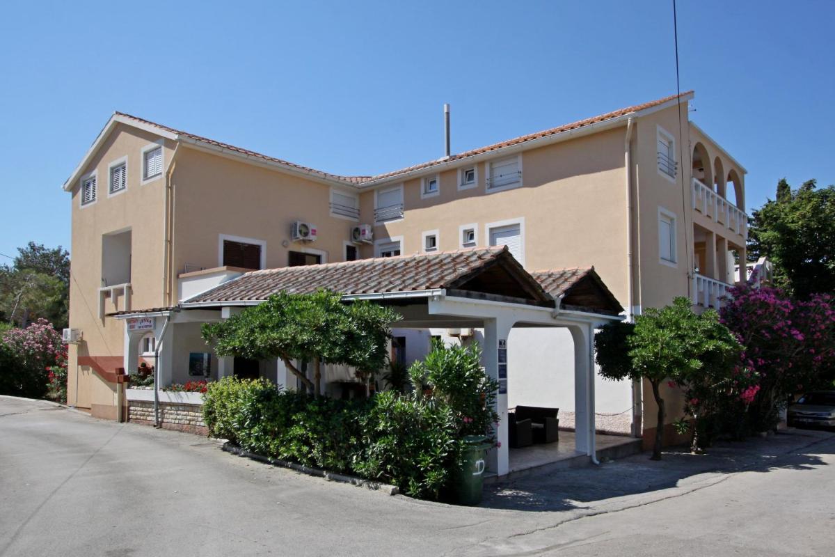 Apartments and Rooms Vesna Novalja - Housity