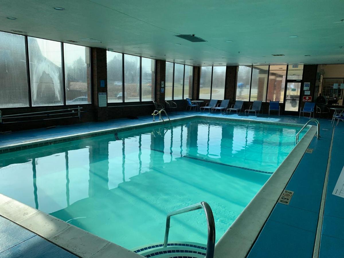 Red Roof Inn & Suites Lake Orion / Auburn Hills - Housity