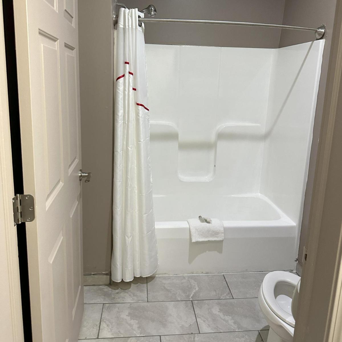 Red Roof Inn & Suites Lake Orion / Auburn Hills - Housity