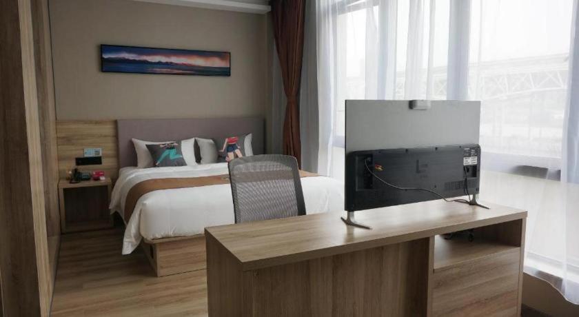 Pai Hotel Zhenjiang Railway Station South Square - Housity