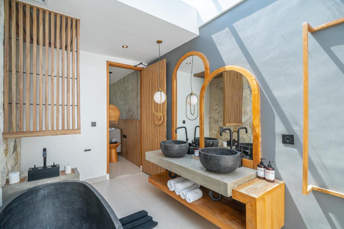 Villa Arunika - Stylish tropical 2BR Villa close to Nyanyi beach! - Housity