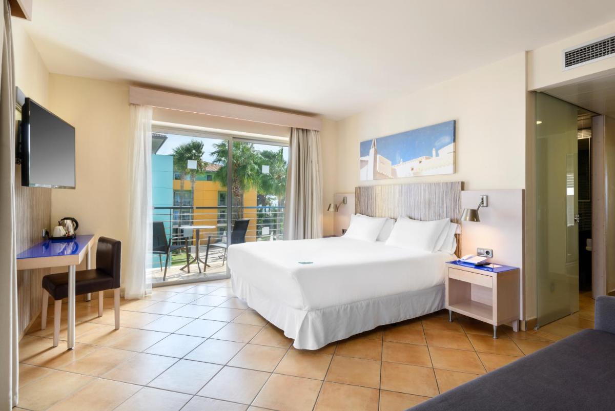Cama o camas de una habitación en Occidental Menorca