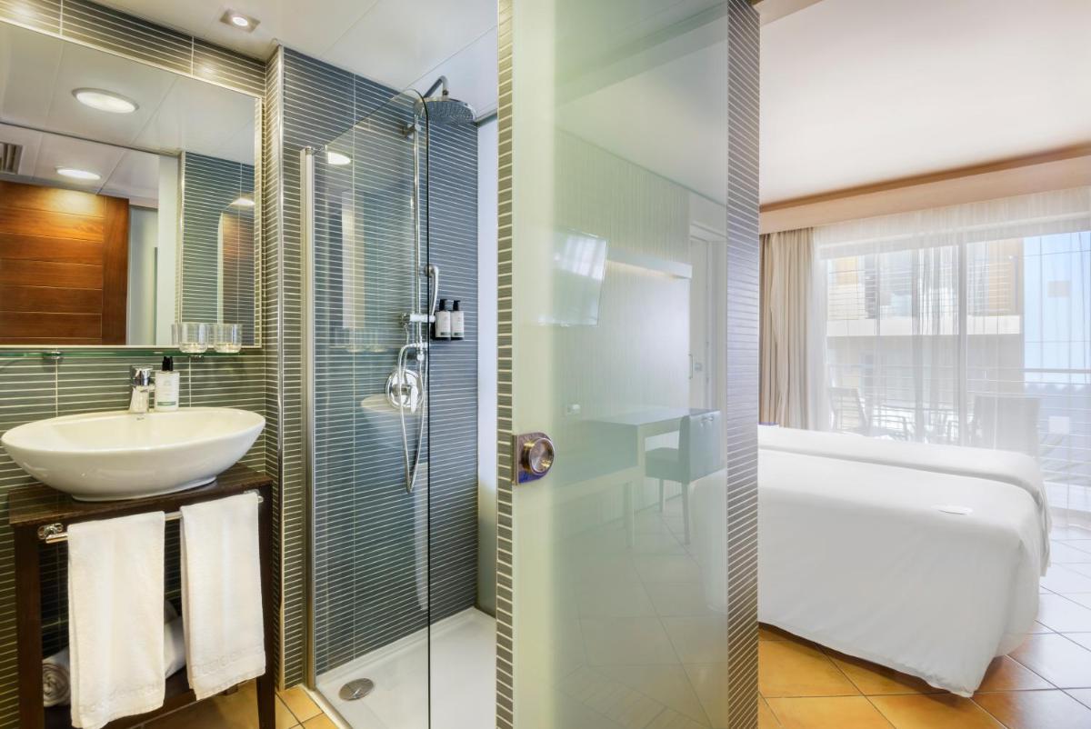 Un baño de Occidental Menorca