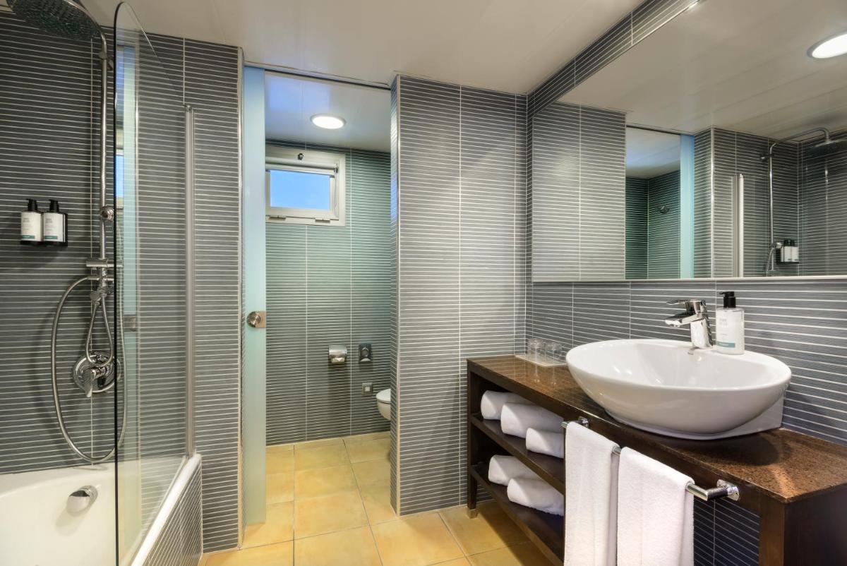 Un baño de Occidental Menorca