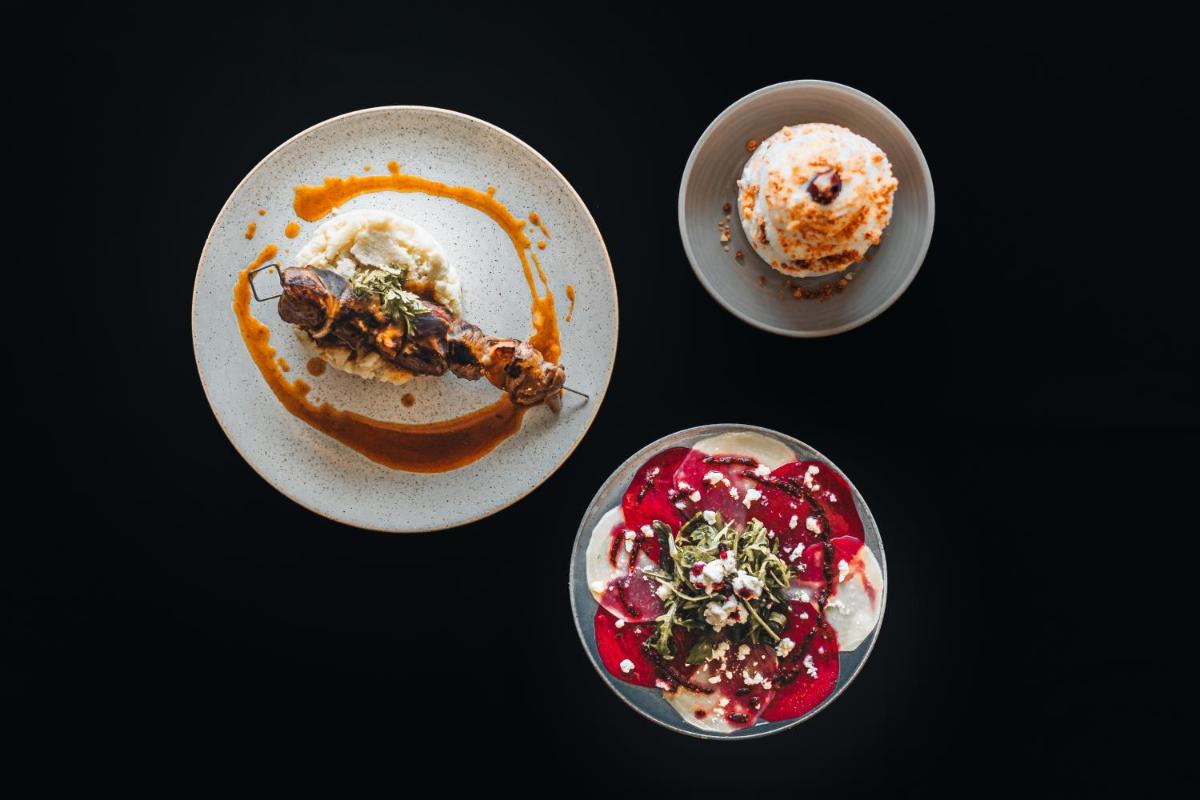 3 assiettes de nourriture et un bol de dessert dans l'établissement Garden & City Cauterets Balneo, à Cauterets 58 autres photos