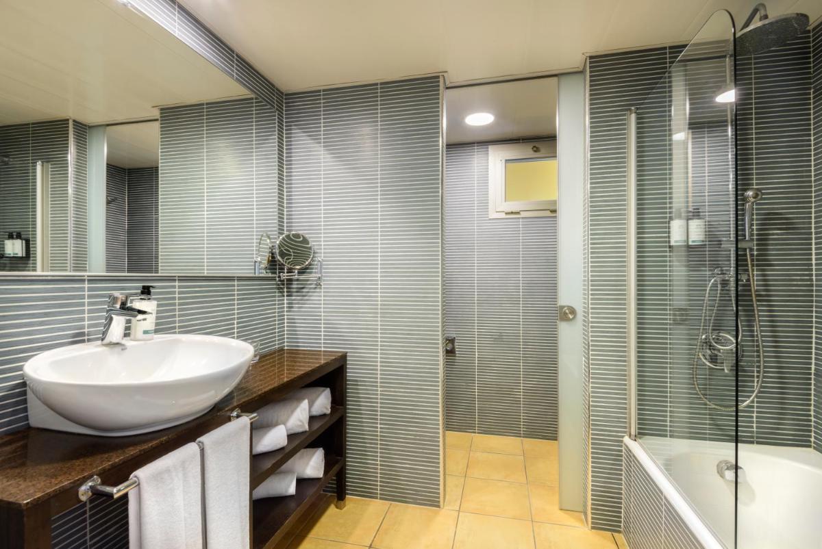 Un baño de Occidental Menorca
