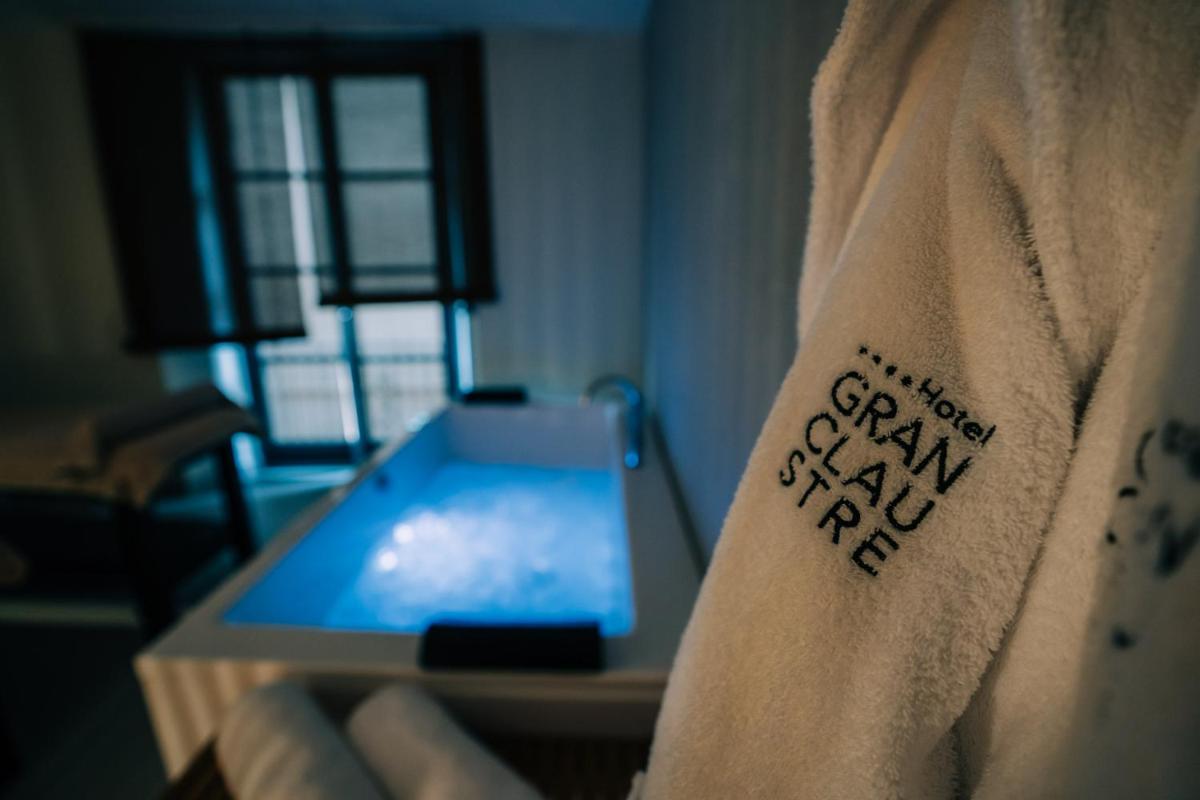 Cama o camas de una habitación en Gran Claustre Boutique Hotel