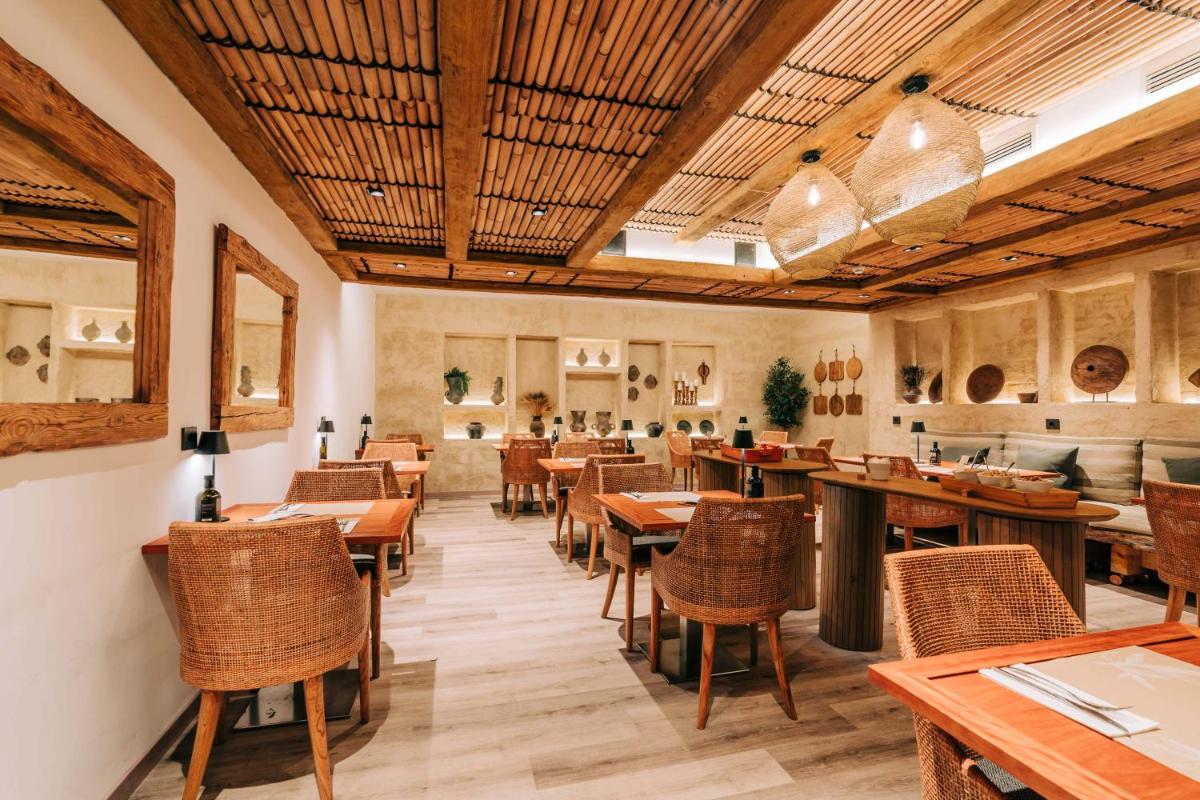 Un restaurante o sitio para comer en Gran Claustre Boutique Hotel