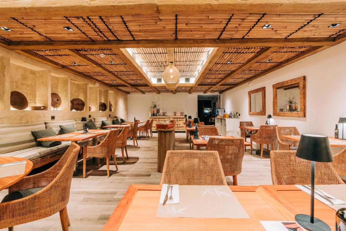 Un restaurante o sitio para comer en Gran Claustre Boutique Hotel