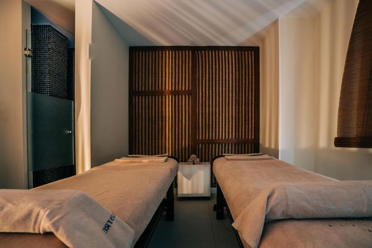 Cama o camas de una habitación en Gran Claustre Boutique Hotel