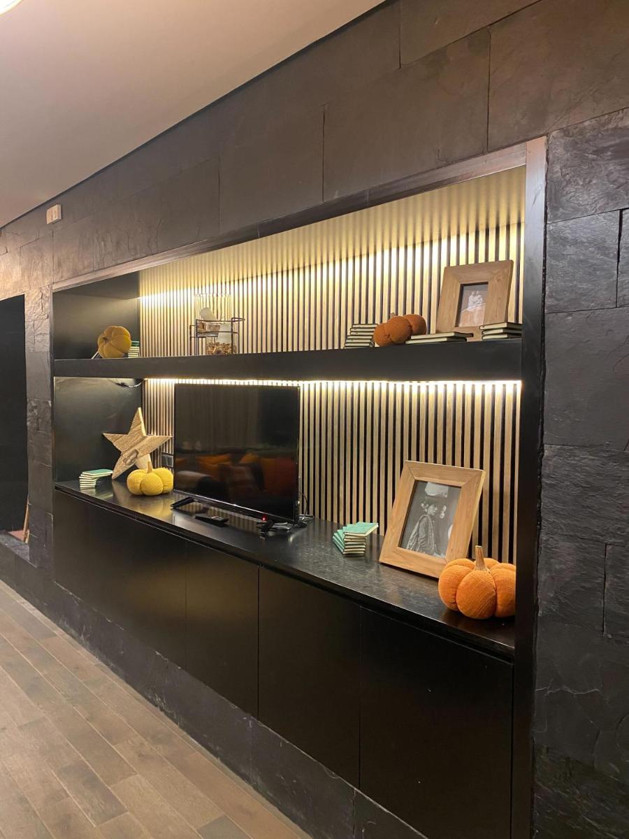 Una habitación con un mostrador con algunos artículos. en Aparthotel Siente Boí & SPA, en Pla de l'Ermita
