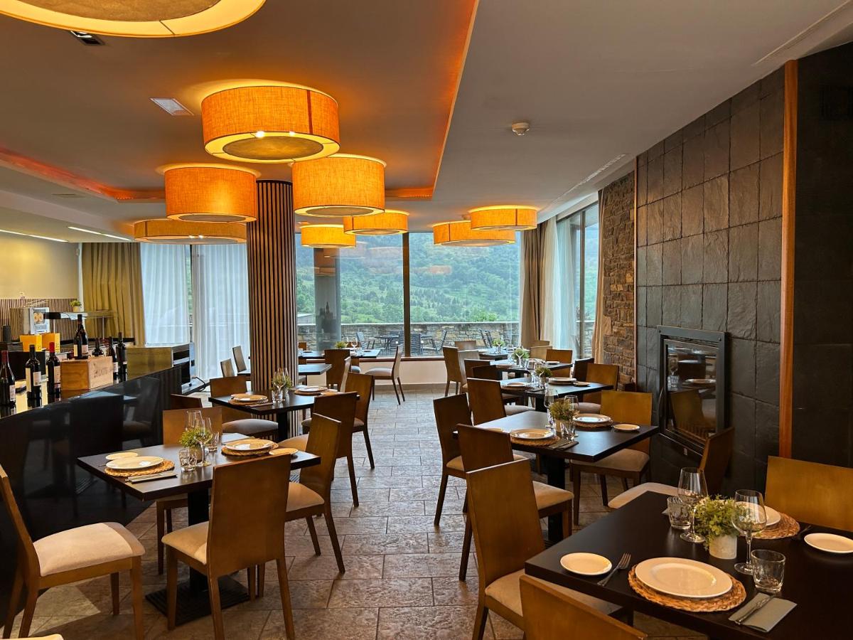 Un restaurante o sitio para comer en Aparthotel Siente Boí & SPA