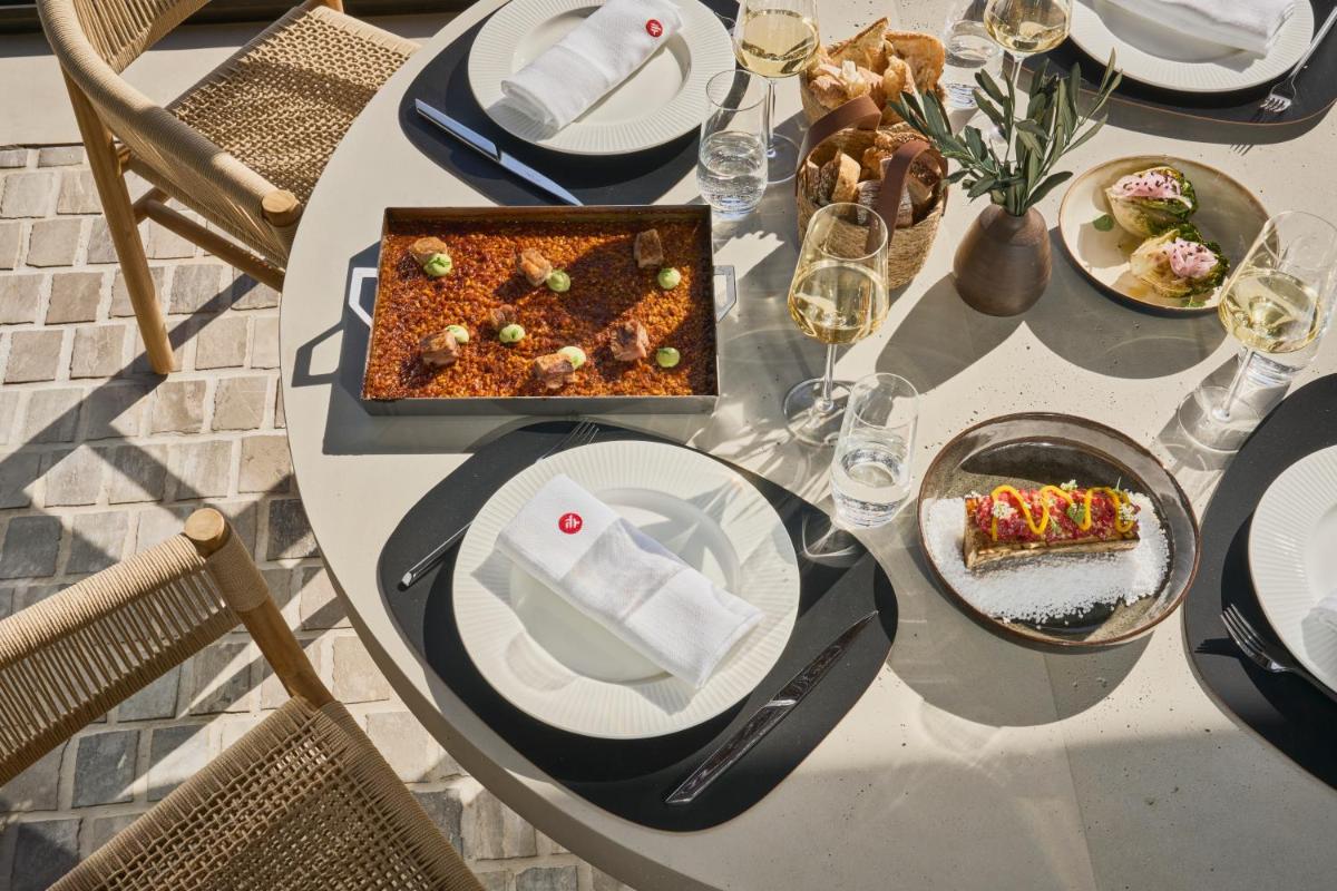 Comida en o cerca de este hotel