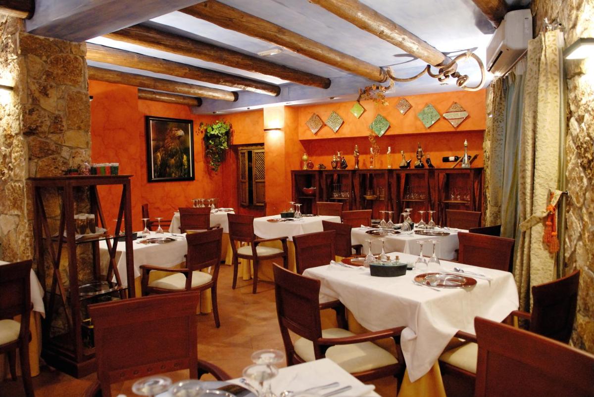 Un restaurante o sitio para comer en Hotel Sierra de Cazorla & SPA 3*