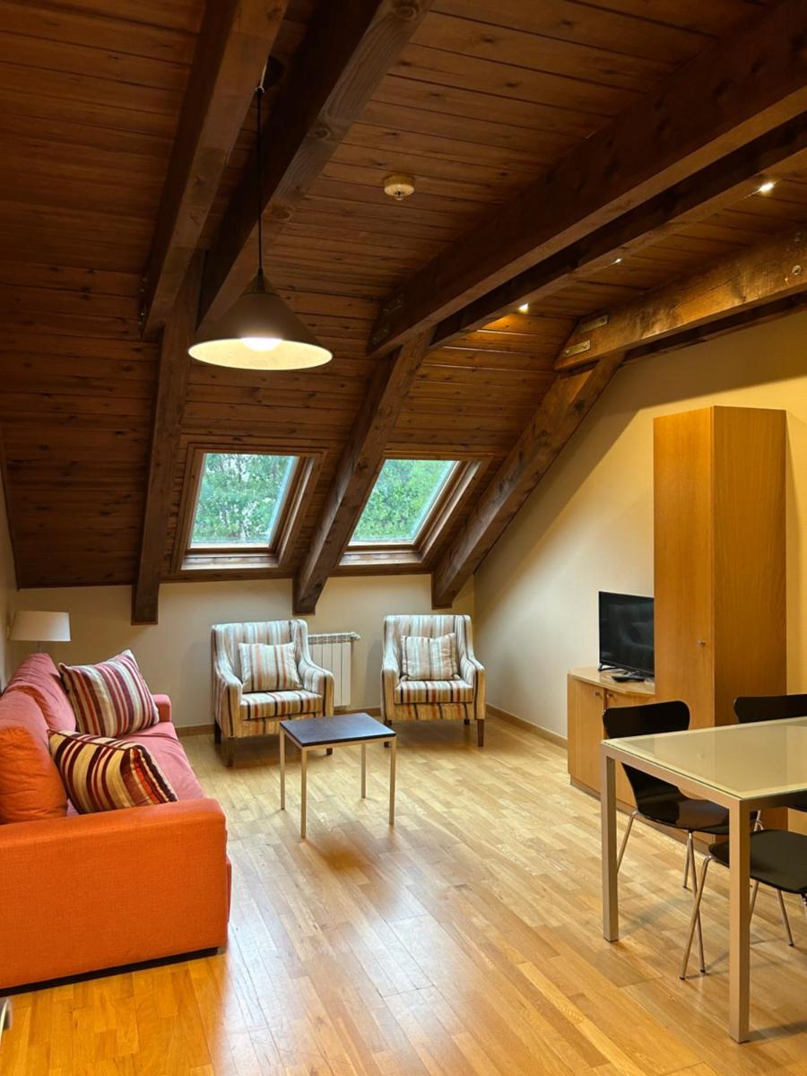 Una televisión o centro de entretenimiento en Aparthotel Siente Boí & SPA