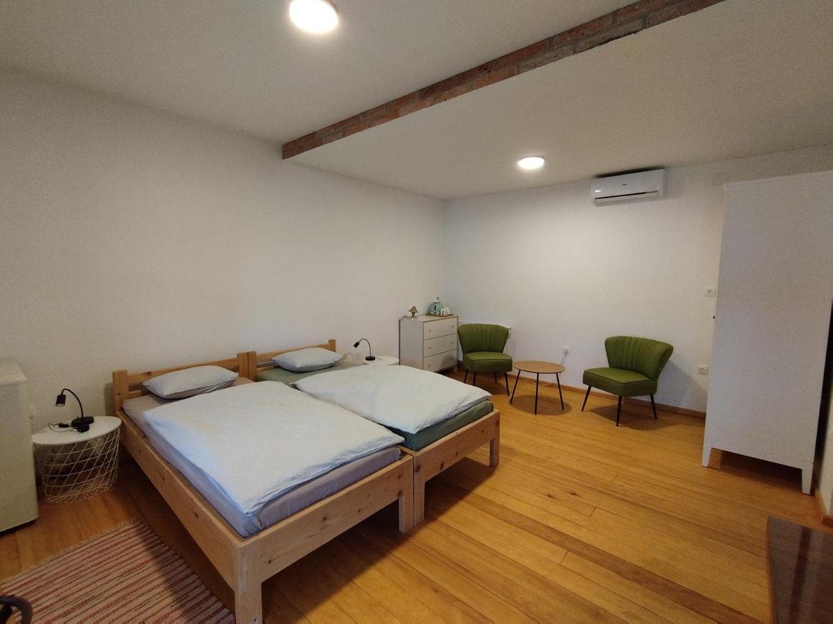 Dvori 1882 - Housity