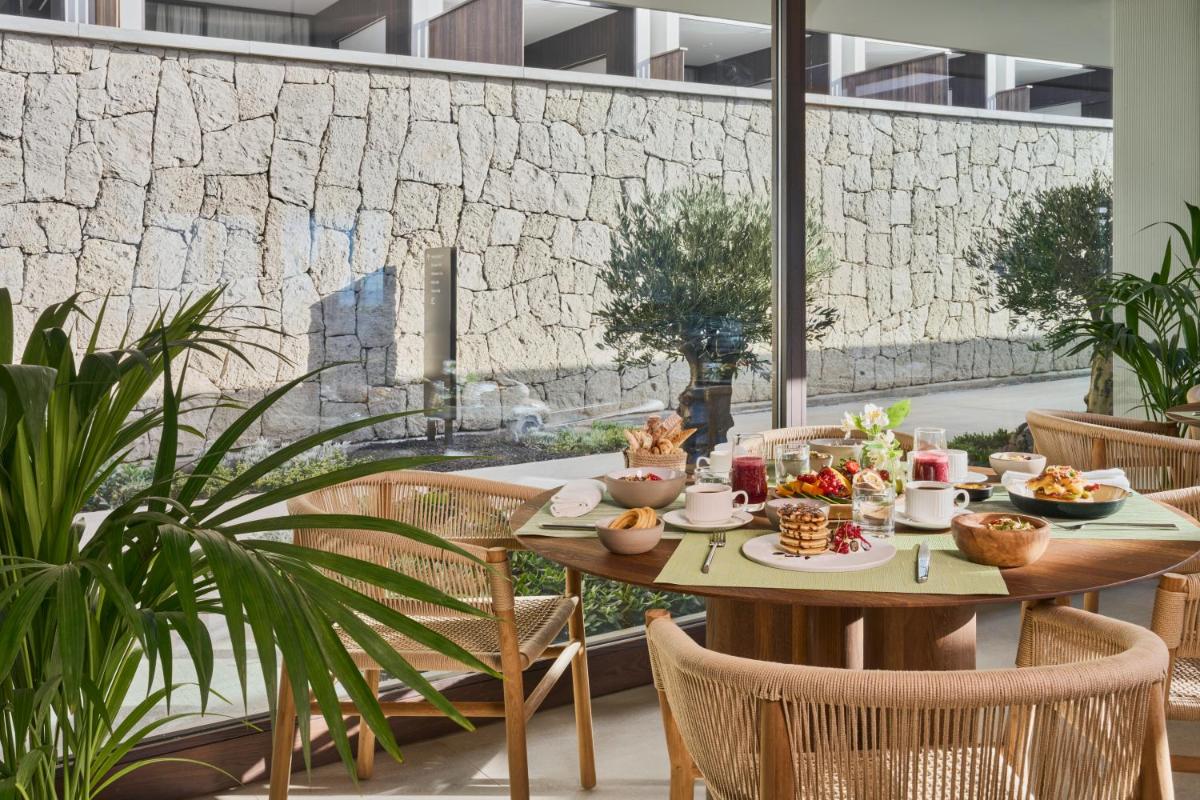 Comida en o cerca de este hotel