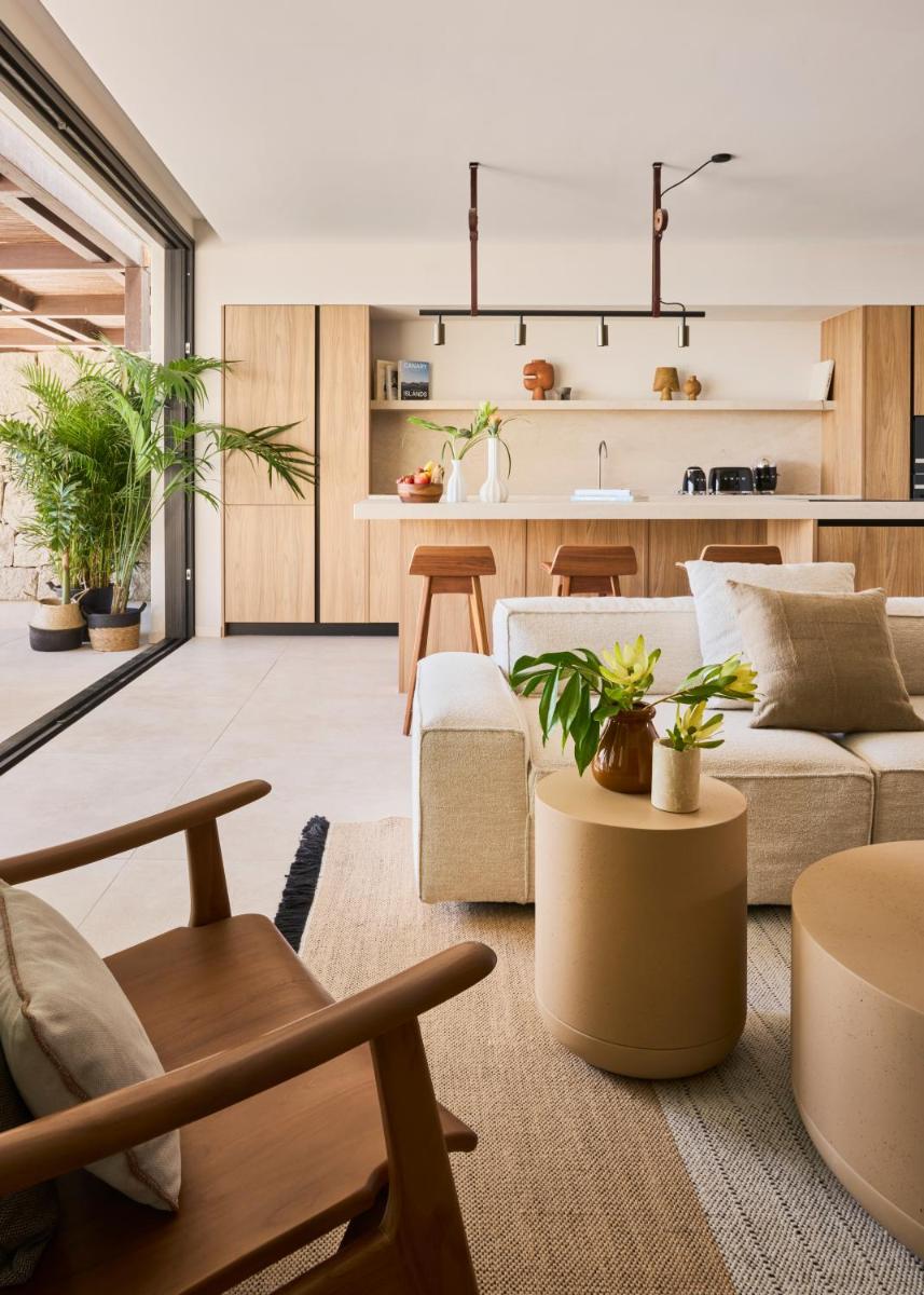 Una sala de estar con un sofá y una cocina. en Royal Hideaway Corales Villas, en Adeje