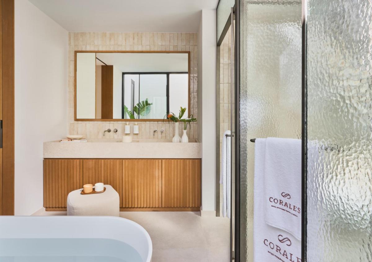 Un baño de Royal Hideaway Corales Villas
