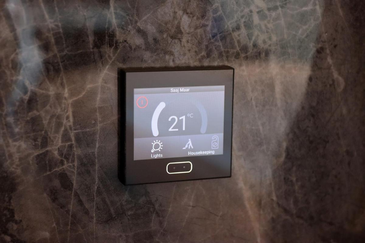 un reloj electrónico con el tiempo en él en Silken Saaj Maar - Adults Only, en Puerto de la Cruz