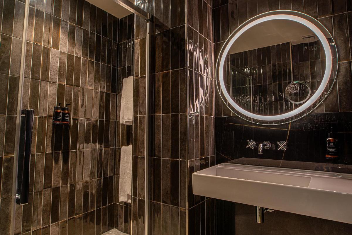 un baño con lavabo y espejo en Silken Saaj Maar - Adults Only, en Puerto de la Cruz 68 fotos más