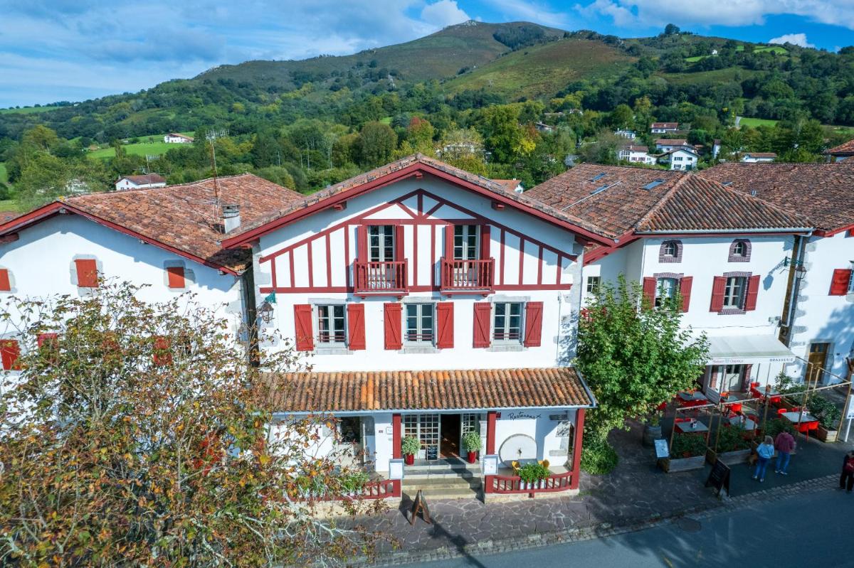Vue générale sur la montagne ou vue sur la montagne depuis l'hôtel