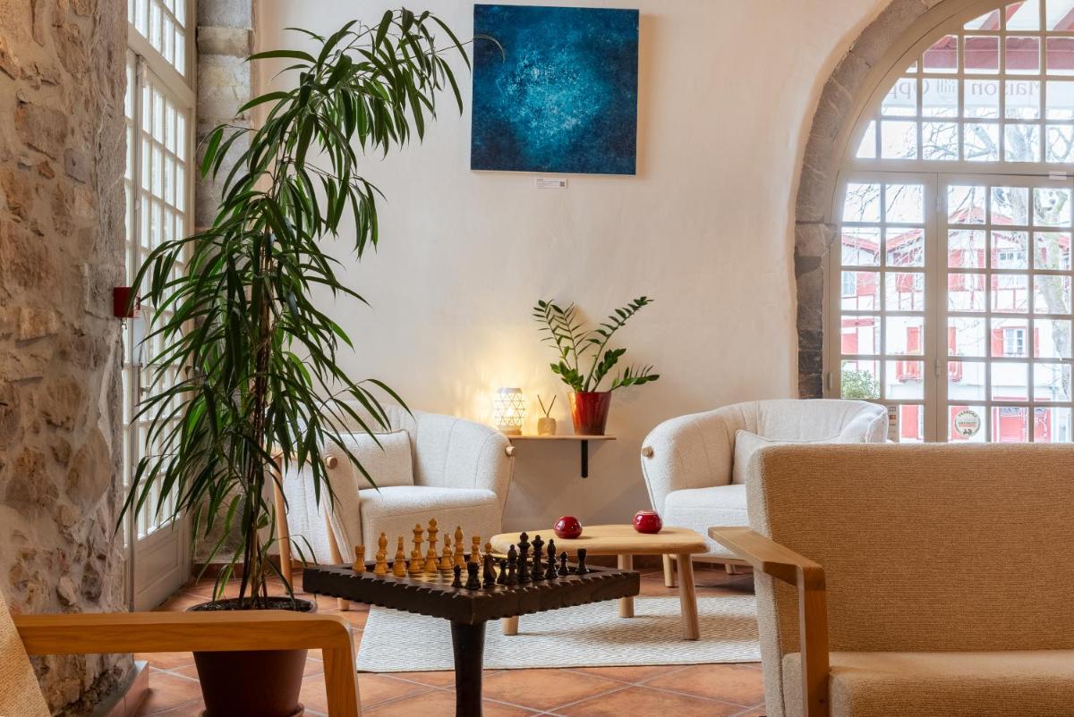 Coin salon dans l'établissement Hôtel Restaurant & Spa La Maison Oppoca