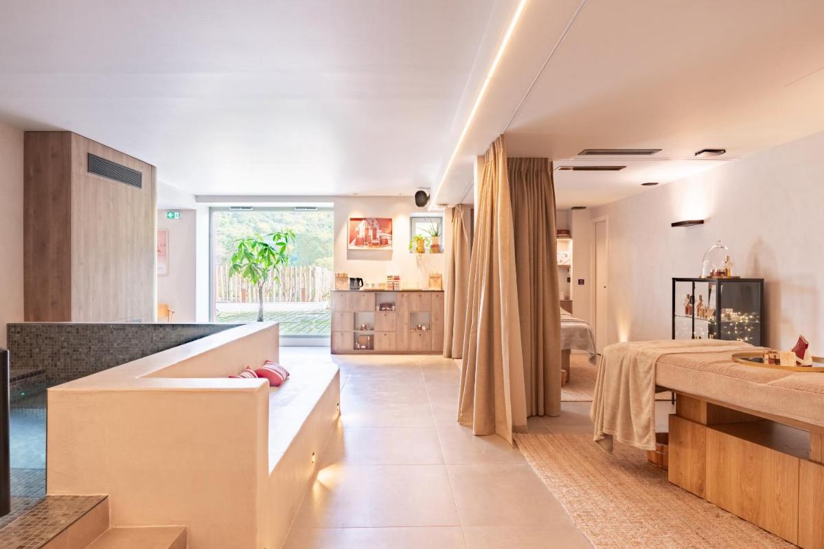 une cuisine avec un évier et un plan de travail dans l'établissement Hôtel Restaurant & Spa La Maison Oppoca, à Ainhoa 15 autres photos