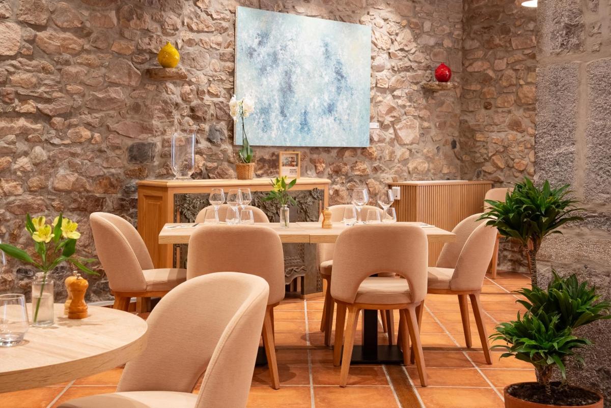 une salle à manger avec une table et des chaises dans l'établissement Hôtel Restaurant & Spa La Maison Oppoca, à Ainhoa