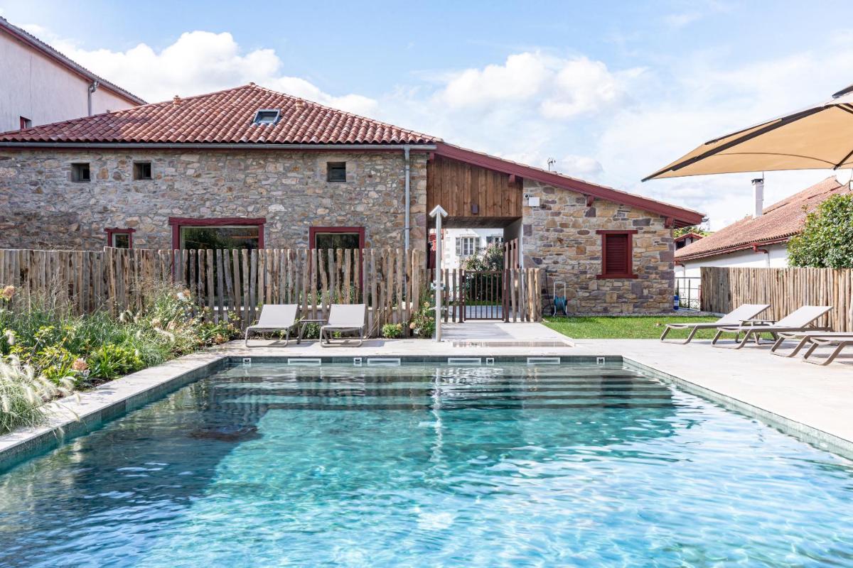 Piscine de l'établissement Hôtel Restaurant & Spa La Maison Oppoca ou située à proximité