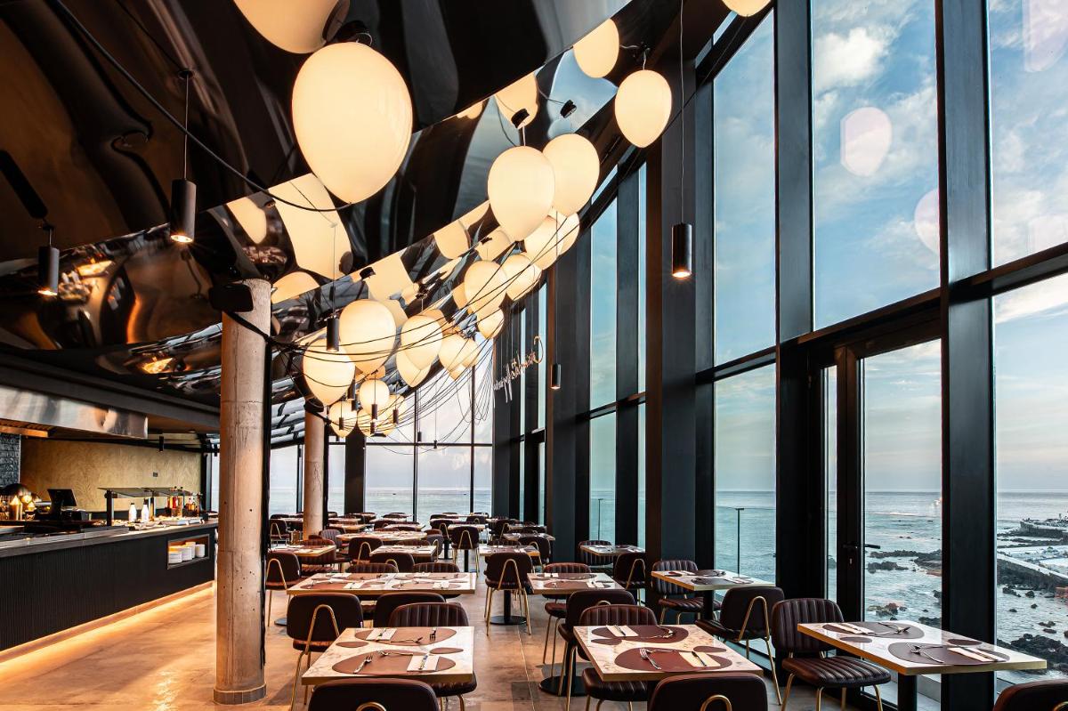 Un restaurante o sitio para comer en Silken Saaj Maar - Adults Only